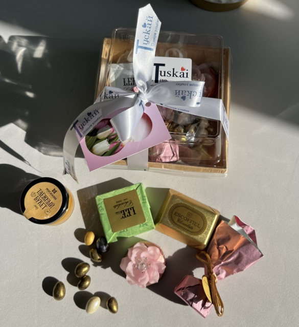 Бонбоньерка средняя "Праздник"  премиум конфеты